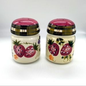 Salt &‎ Pepper Set
Strawberry Plaid
by ONEIDA